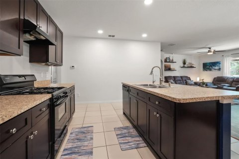 House in Deltona, Florida 4 bedrooms, 170.01 sq.m. № 2157882 - photo 15