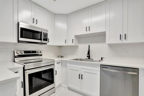 Купить виллу или дом в Помпано-Бич, Флорида 4 спальни, 138.33м2, № 2052629 - фото 16