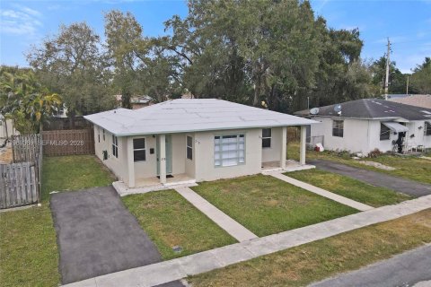 Commercial property in Dania Beach, Florida 132.57 sq.m. № 2038604 - photo 19