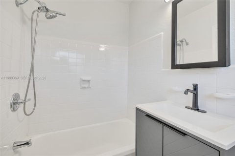 Commercial property in Dania Beach, Florida 132.57 sq.m. № 2038604 - photo 10