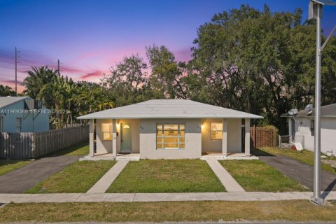 Commercial property in Dania Beach, Florida 132.57 sq.m. № 2038604