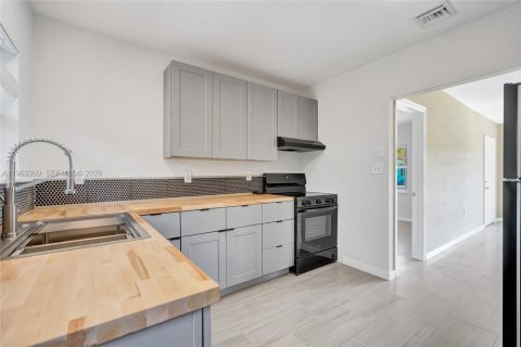 Commercial property in Dania Beach, Florida 132.57 sq.m. № 2038604 - photo 7