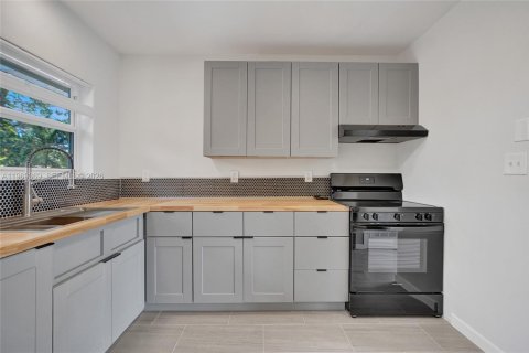 Commercial property in Dania Beach, Florida 132.57 sq.m. № 2038604 - photo 8