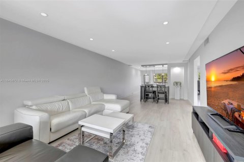 Condo in Coconut Creek, Florida, 2 bedrooms № 1936409 - photo 10