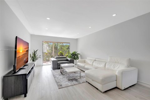 Condo in Coconut Creek, Florida, 2 bedrooms № 1936409 - photo 8