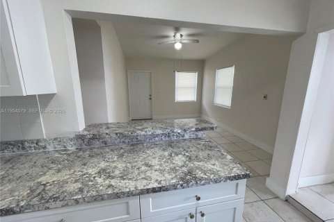 Villa ou maison à louer à Miami Gardens, Floride: 3 chambres, 92.9 m2 № 2008379 - photo 5