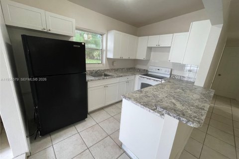 Villa ou maison à louer à Miami Gardens, Floride: 3 chambres, 92.9 m2 № 2008379 - photo 3