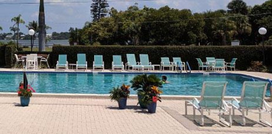 Condo in Stuart, Florida, 2 bedrooms № 1139124