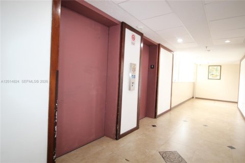 Condo in North Miami Beach, Florida, 1 bedroom  № 2183111 - photo 25