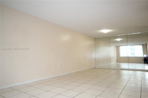 Condo in North Miami Beach, Florida, 1 bedroom  № 2183111 - photo 3