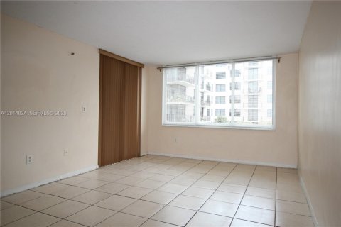 Condo in North Miami Beach, Florida, 1 bedroom  № 2183111 - photo 2