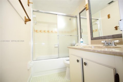 Condo in North Miami Beach, Florida, 1 bedroom  № 2183111 - photo 19