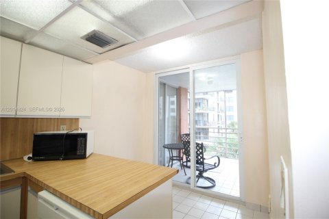 Condo in North Miami Beach, Florida, 1 bedroom  № 2183111 - photo 7
