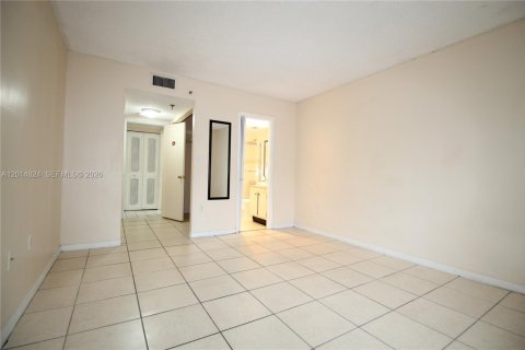 Condo in North Miami Beach, Florida, 1 bedroom  № 2183111 - photo 17
