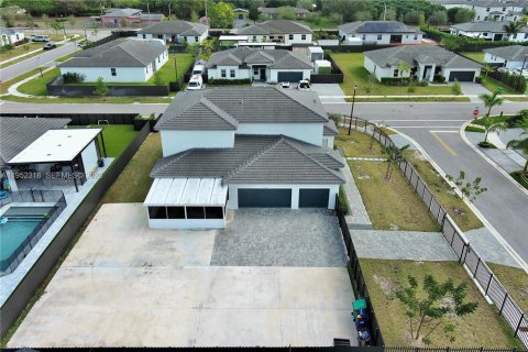 House in Homestead, Florida 5 bedrooms, 328.13 sq.m. № 2010494 - photo 7