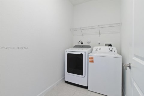 House in Homestead, Florida 5 bedrooms, 328.13 sq.m. № 2010494 - photo 10