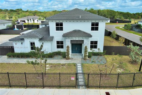 House in Homestead, Florida 5 bedrooms, 328.13 sq.m. № 2010494