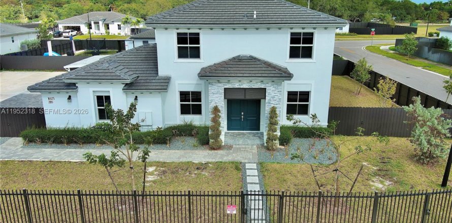 House in Homestead, Florida 5 bedrooms, 328.13 sq.m. № 2010494