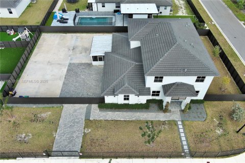 House in Homestead, Florida 5 bedrooms, 328.13 sq.m. № 2010494 - photo 30
