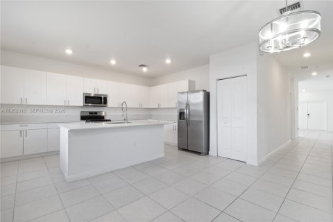 House in Homestead, Florida 5 bedrooms, 328.13 sq.m. № 2010494 - photo 3