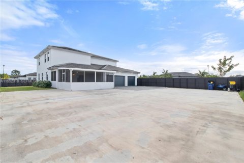House in Homestead, Florida 5 bedrooms, 328.13 sq.m. № 2010494 - photo 6