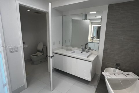 Condominio en venta en Sunny Isles Beach, Florida, 3 dormitorios, 175.77 m2 № 2013148 - foto 16