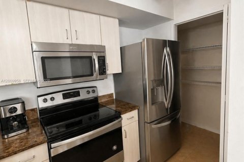 Condominio en venta en Pembroke Pines, Florida, 3 dormitorios, 98.29 m2 № 2073010 - foto 9