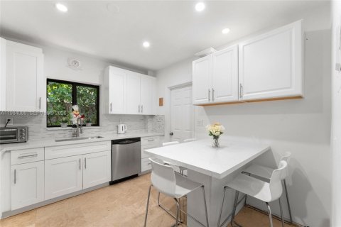 Купить виллу или дом в Майами-Бич, Флорида 4 спальни, 167.5м2, № 2048485 - фото 11