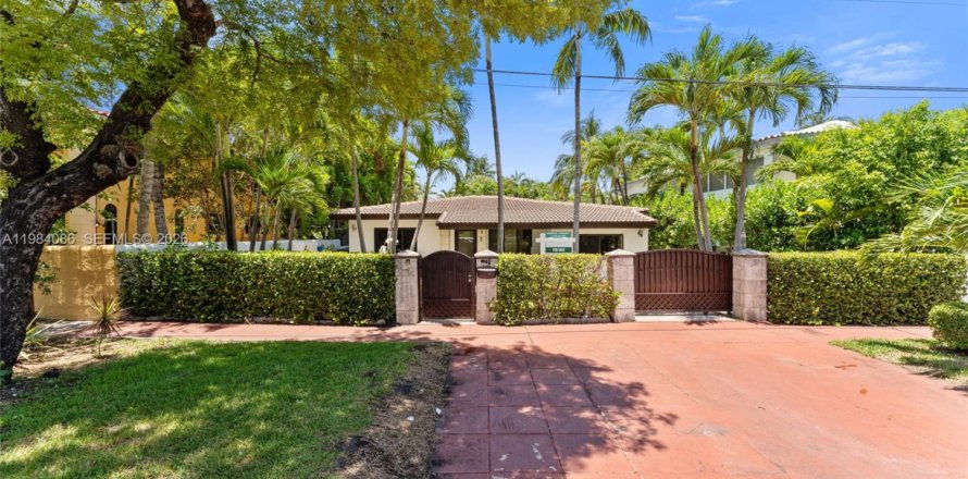 Дом в Майами-Бич, Флорида 4 спальни, 167.5м2 № 2048485