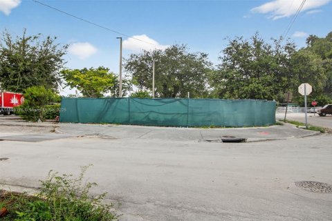 Propiedad comercial en venta en Miami, Florida № 1949421 - foto 15