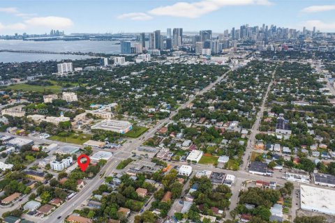Propiedad comercial en venta en Miami, Florida № 1949421 - foto 3