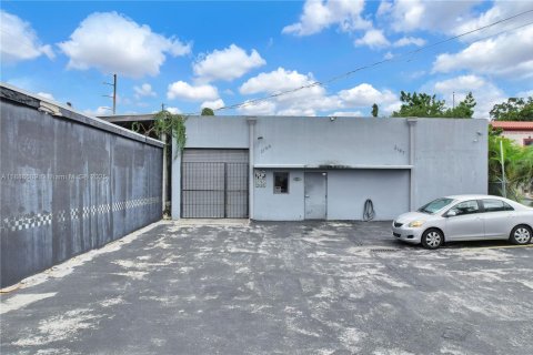 Commercial property in Miami, Florida № 1933354