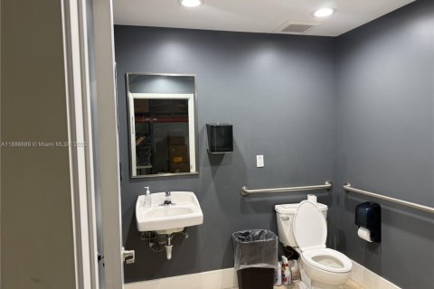Commercial property in Miami, Florida № 1933354 - photo 4