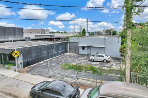 Commercial property in Miami, Florida № 1933354 - photo 3