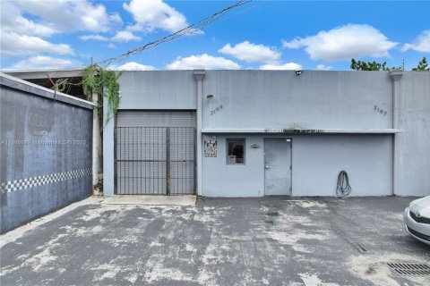 Commercial property in Miami, Florida № 1933354 - photo 2