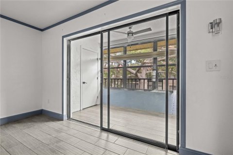Condo in Saint Petersburg, Florida, 2 bedrooms  № 1722616 - photo 11