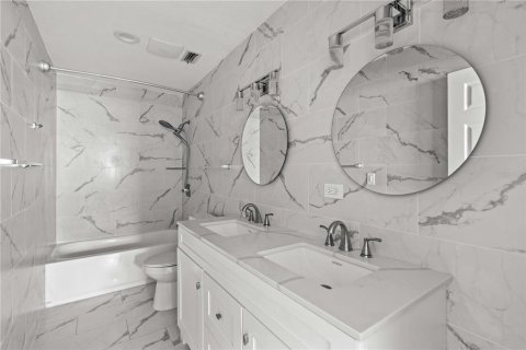 Condo in Saint Petersburg, Florida, 2 bedrooms  № 1722616 - photo 17