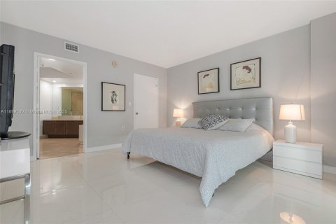 Condo in Sunny Isles Beach, Florida, 3 bedrooms  № 1952471 - photo 15