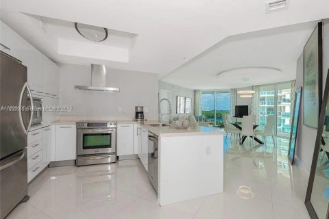 Condo in Sunny Isles Beach, Florida, 3 bedrooms  № 1952471 - photo 12