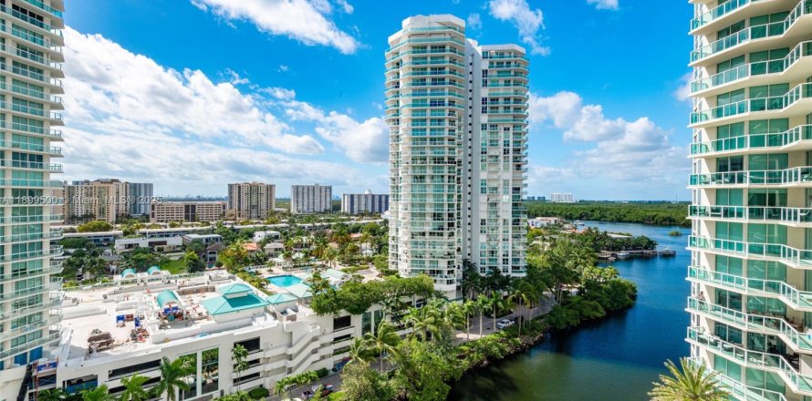 Condo in Sunny Isles Beach, Florida, 3 bedrooms  № 1952471