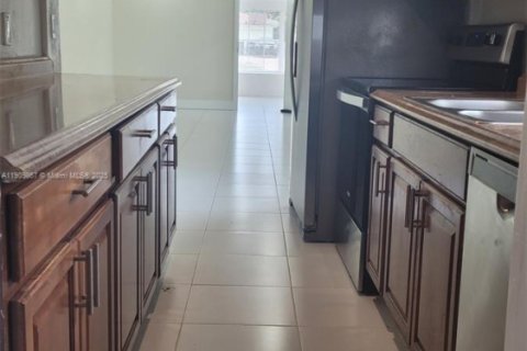 House in Hollywood, Florida 3 bedrooms, 103.86 sq.m. № 2013362 - photo 7