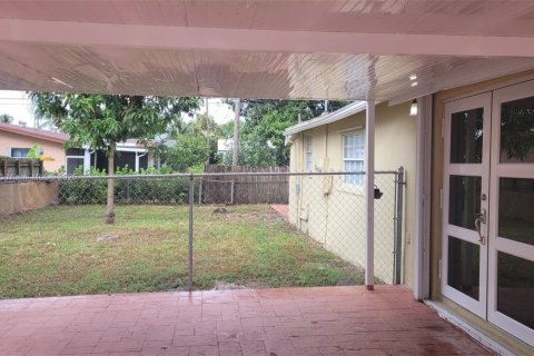 House in Hollywood, Florida 3 bedrooms, 103.86 sq.m. № 2013362 - photo 14