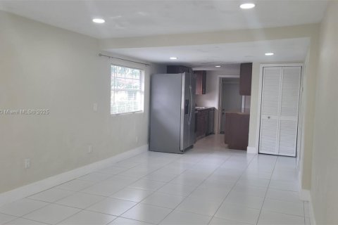 House in Hollywood, Florida 3 bedrooms, 103.86 sq.m. № 2013362 - photo 5