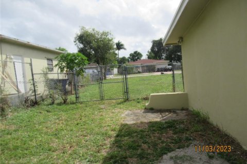 House in Hollywood, Florida 3 bedrooms, 103.86 sq.m. № 2013362 - photo 15