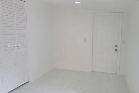 House in Hollywood, Florida 3 bedrooms, 103.86 sq.m. № 2013362 - photo 9