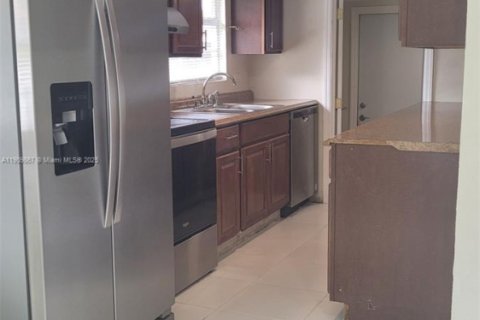 House in Hollywood, Florida 3 bedrooms, 103.86 sq.m. № 2013362 - photo 6