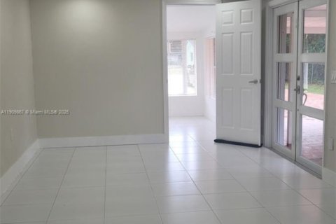 House in Hollywood, Florida 3 bedrooms, 103.86 sq.m. № 2013362 - photo 4