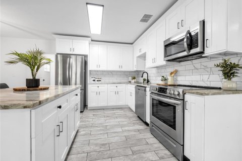 Casa en venta en Tampa, Florida, 4 dormitorios, 132.48 m2 № 2383323 - foto 12