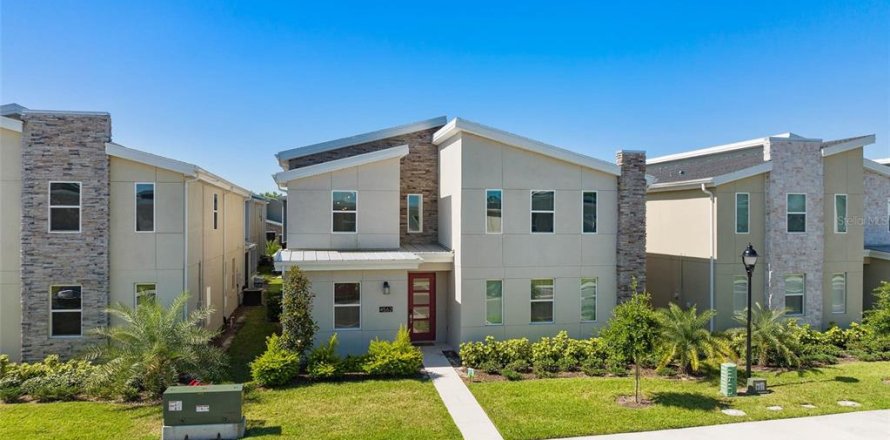 Casa en Kissimmee, Florida 9 dormitorios, 398.46 m2 № 1879982