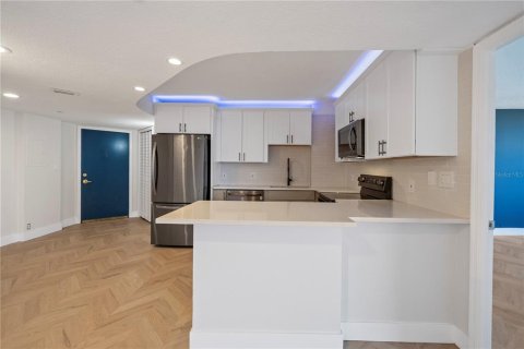 Снять в аренду кондоминиум в Орландо, Флорида 6 комнат, 110.46м2, № 1741015 - фото 2